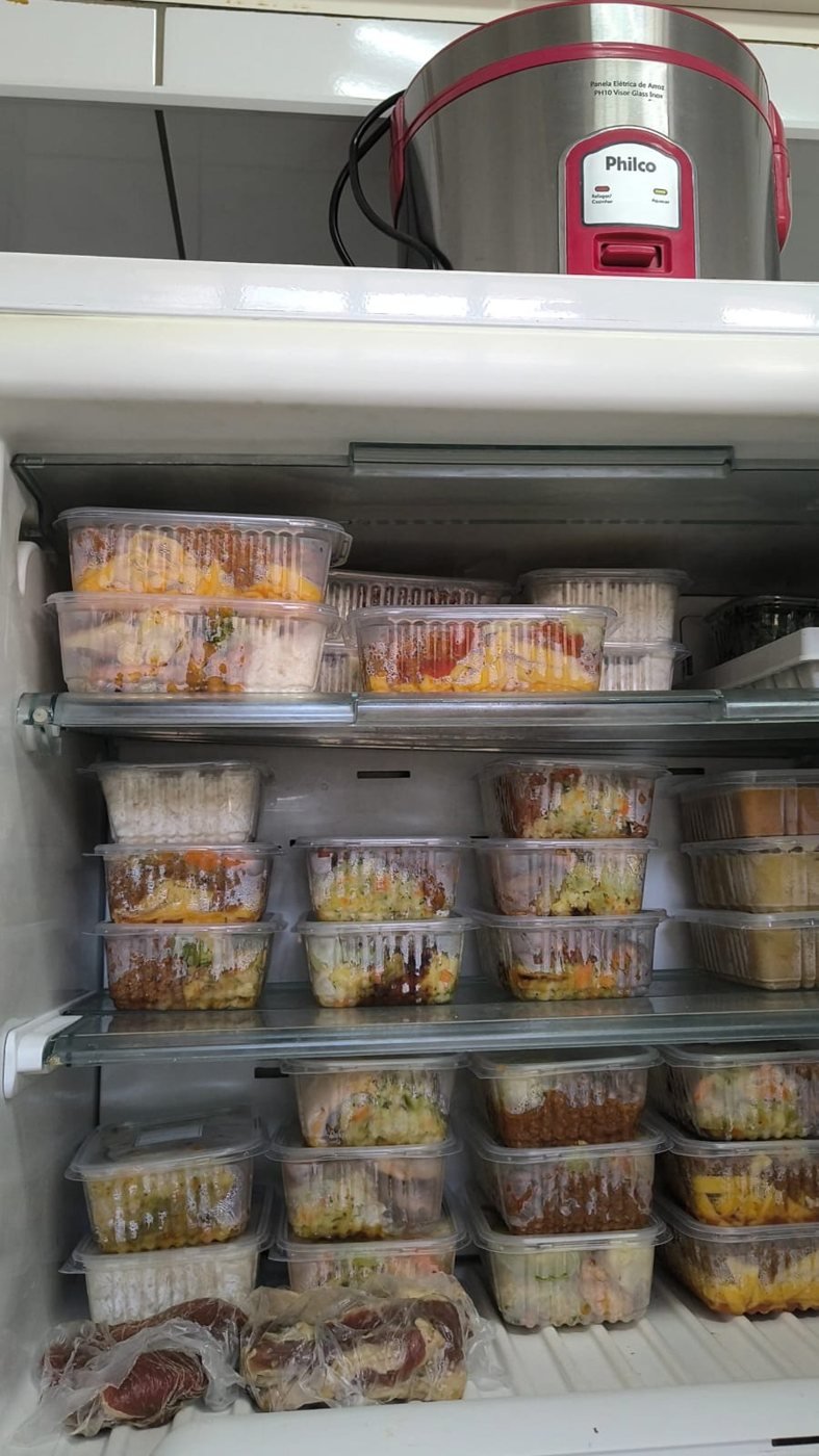 Geladeira cheia de marmitas prontas